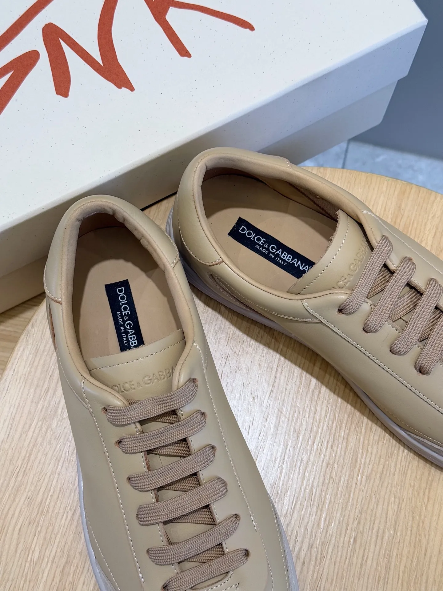 Men's Men's Shoes💰400 [New Style]🐏🐏DG men's calfskin sneakers Portofino Yacht shoes, simple and versatile design, unique saddle leather soles. The Dolce &G logo rear wing is the icing on the cake. Imported cowhide + rubber outsole Size: 39-44 (customized at 38.45)